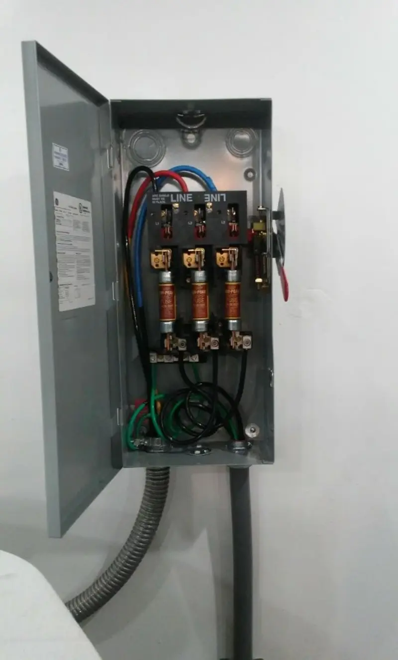 Three-phase disconnect switch installed for Smoke Detector Installation in Concordia